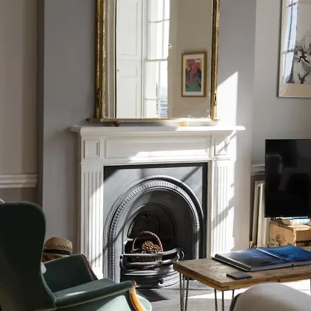 Stunning Centre Living With Parking *