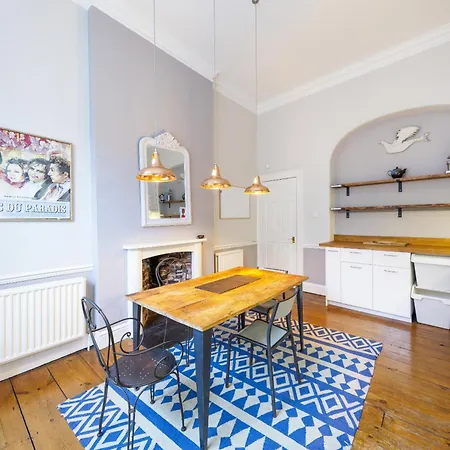 Stunning Centre Living With Parking