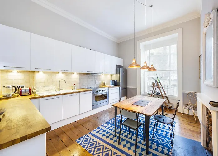 Stunning Centre Living With Parking