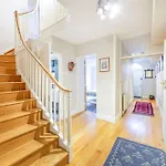 Stunning Centre Living With Parking Apartment *