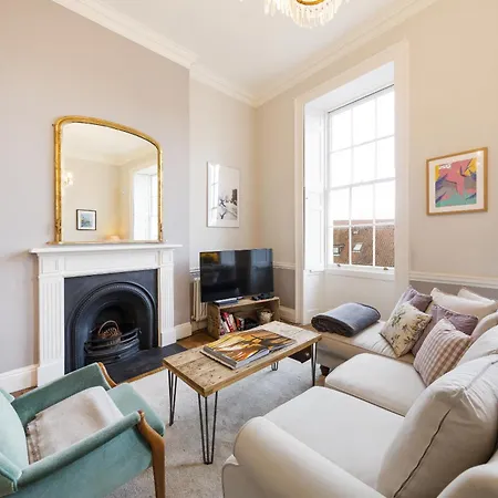 Stunning Centre Living With Parking *