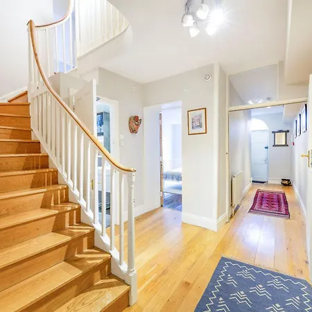 Stunning Centre Living With Parking Apartmán *