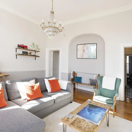 Stunning Centre Living With Parking Apartament Bristol
