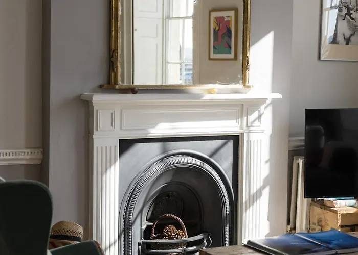 Stunning Centre Living With Parking *