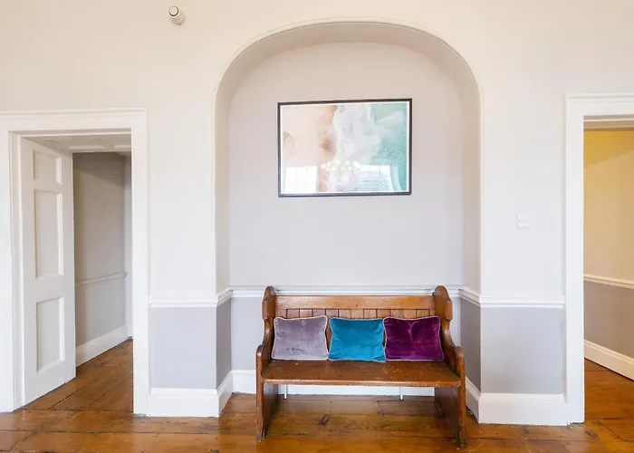 Stunning Centre Living With Parking *