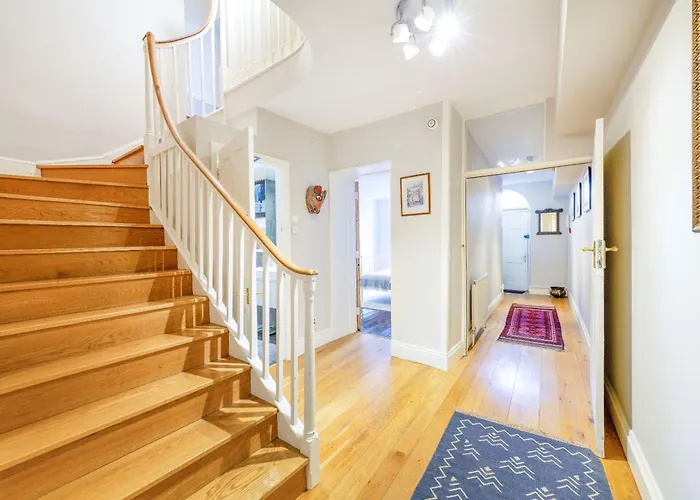 Stunning Centre Living With Parking דירה *